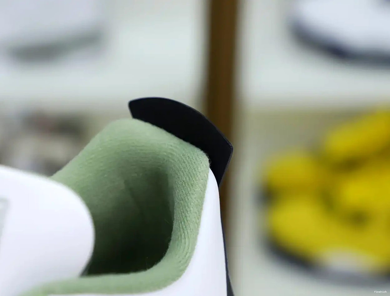 4 JORDAN AIR 